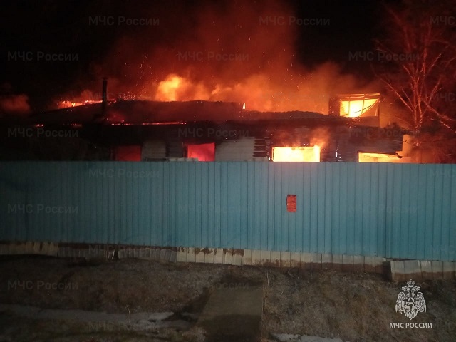 Более семи часов тушили жилой дом огнеборцы в ЕАО
