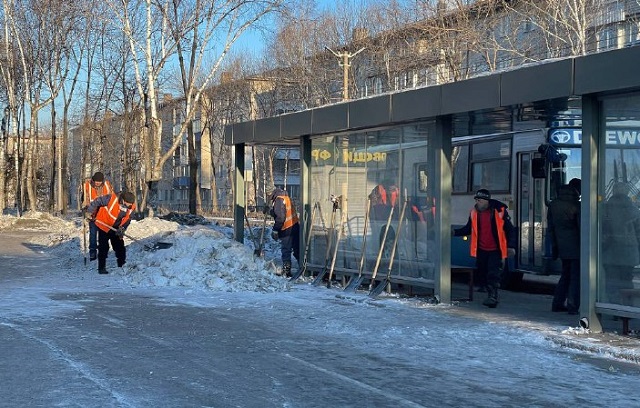 Коммунальщики продолжают наводить порядок на улицах Биробиджана