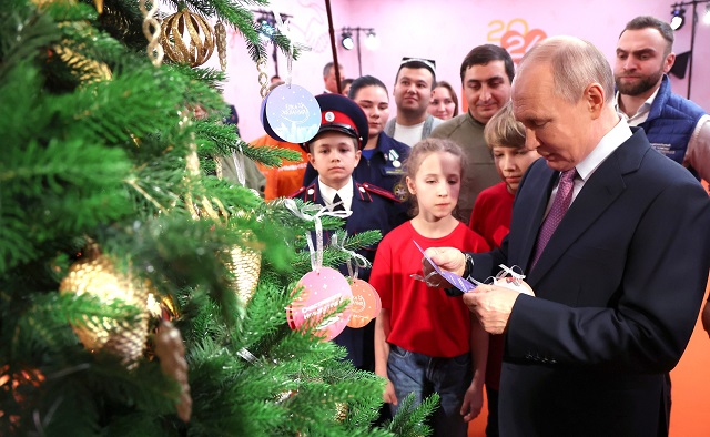 Владимир Путин открыл Всероссийскую акцию «Ёлка желаний»