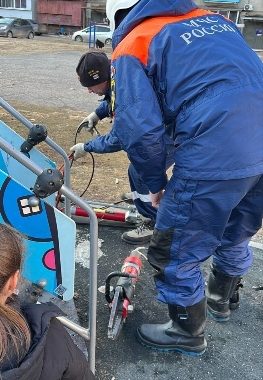 Ребенок застрял ногой в уличной горке в Биробиджане