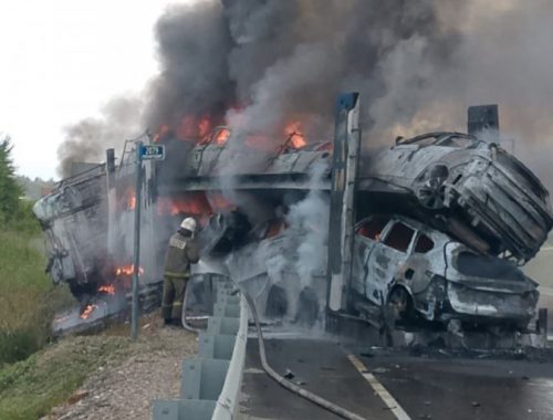 Автовоз с 8 машинами сгорел после ДТП с бетономешалкой в ЕАО