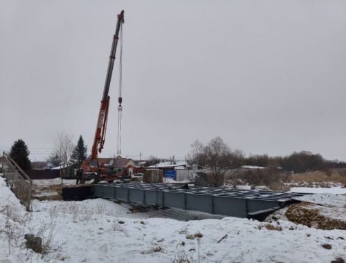 Монтируют пролетные строения нового моста через реку Икуру в Биробиджане