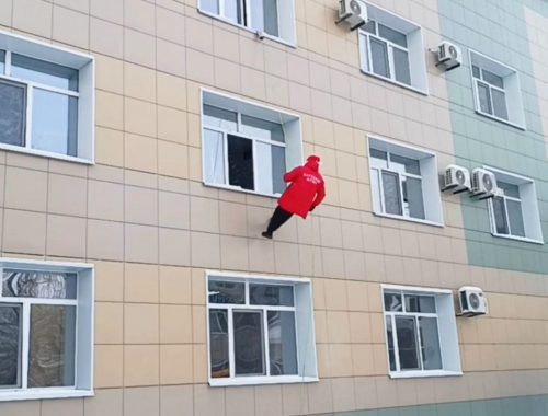 Дед Мороз-альпинист поздравил маленьких пациентов детской больницы в ЕАО