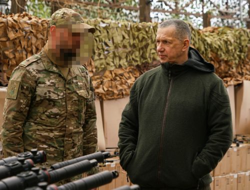 Юрий Трутнев передал бойцам на передовую СВО снаряжение и оборудование