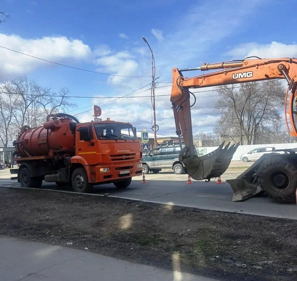 Коммунальная авария в Биробиджане: участок дороги перекрыт, ряд домов без воды