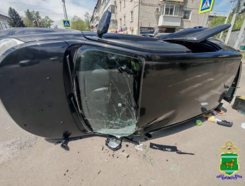 ДТП в Биробиджане: одна иномарка опрокинулась, другая врезалась в ограждение