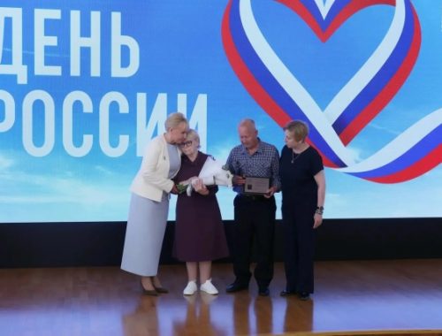 Семьям защитников в ЕАО передали памятные медальоны со знаком воинского различия