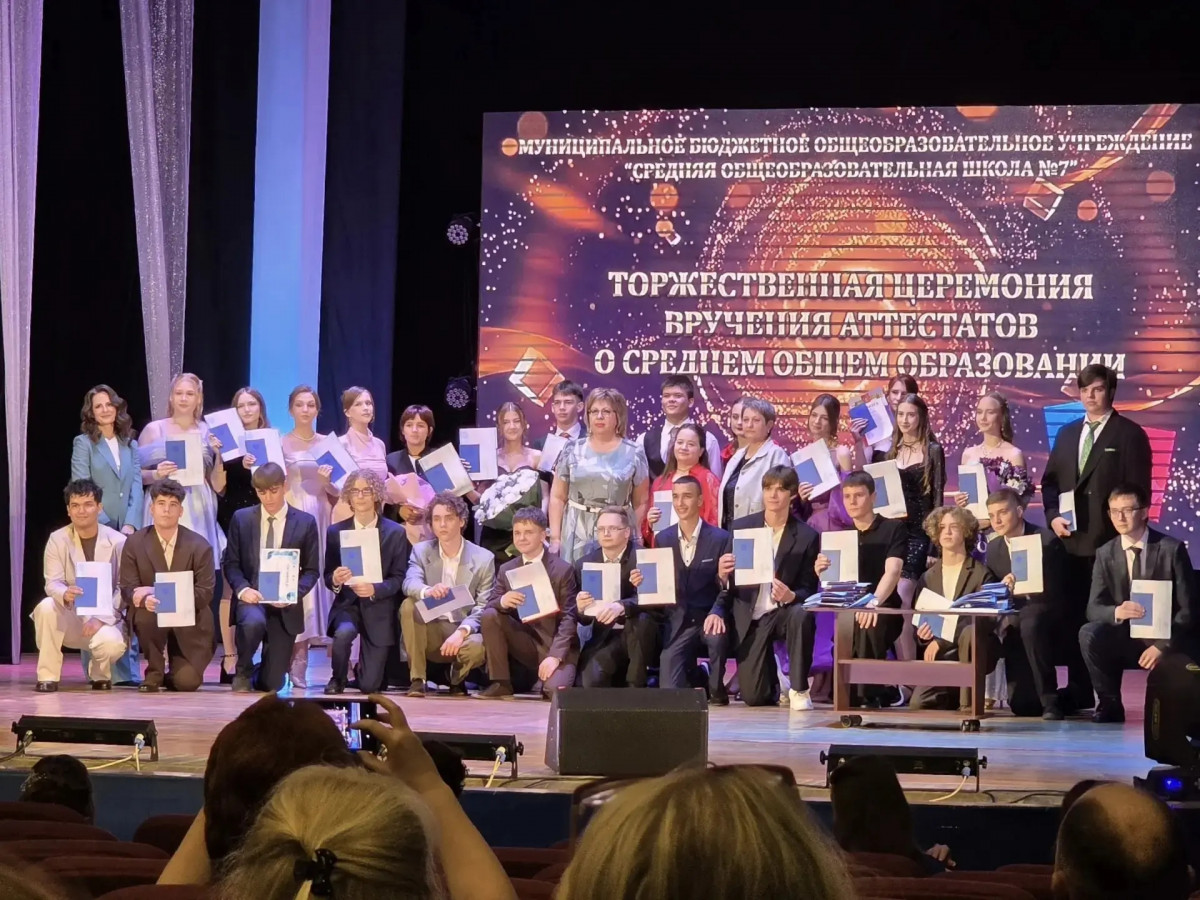 Выпускникам школ в ЕАО вручили аттестаты