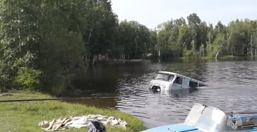 Автомобиль с погибшими водителем и собакой подняли со дна озера в ЕАО