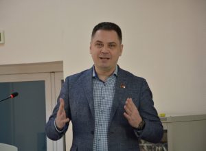 Всё-таки присвоил себе чужие лавры!