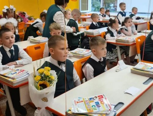 В День знаний в ЕАО сели за парты более 1700 первоклассников