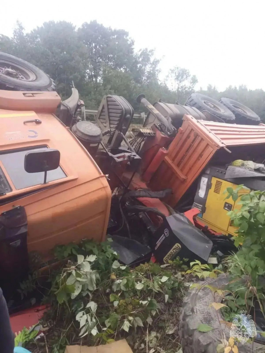Спасатели освободили зажатого в кабине водителя КАМАЗА в ЕАО